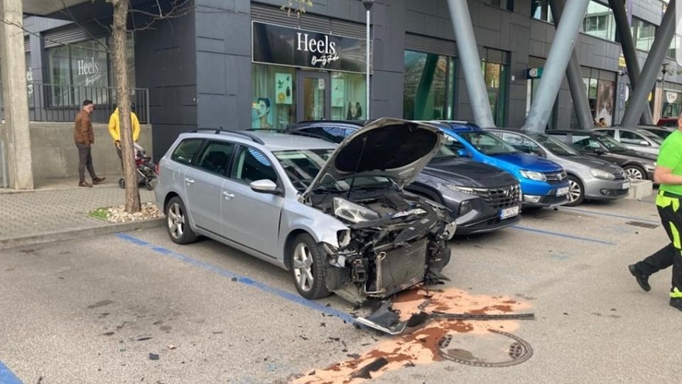 Řidič s českou SPZ poškodil v Bratislavě 12 zaparkovaných vozů